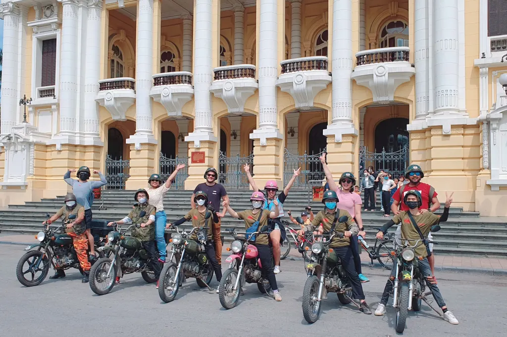 Đoàn khách tour xe máy quân đội cổ dừng chụp ảnh trước Nhà hát Lớn Hà Nội