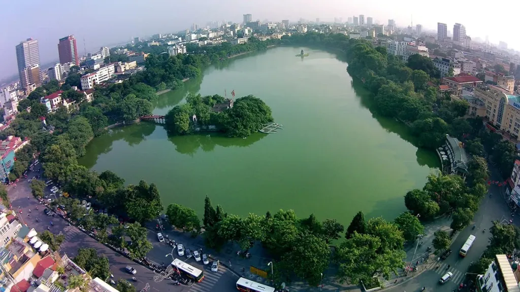 Kinh nghiệm du lịch Hà Nội: toàn cảnh Hồ Hoàn Kiếm nhìn từ trên cao, đền Ngọc Sơn và cầu Thê Húc