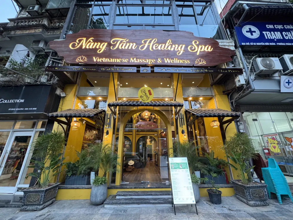 Mặt tiền Nàng Tấm Healing Spa, tiệm massage Việt tường vàng và cây xanh ở Hà Nội
