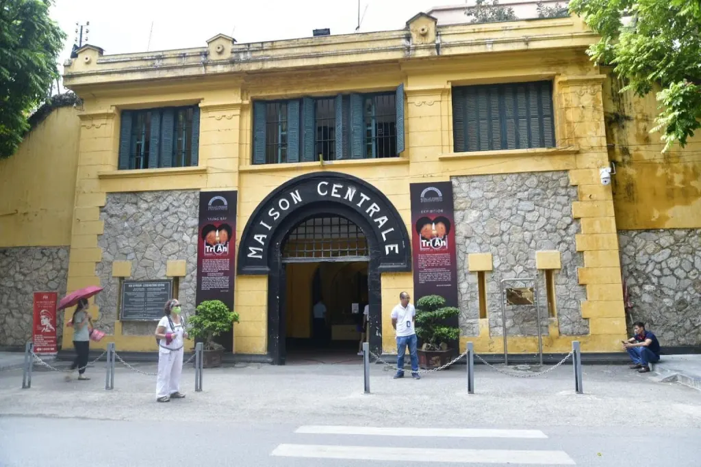 Cổng vòm Maison Centrale của nhà tù Hỏa Lò ở Hà Nội, tường vàng và đá