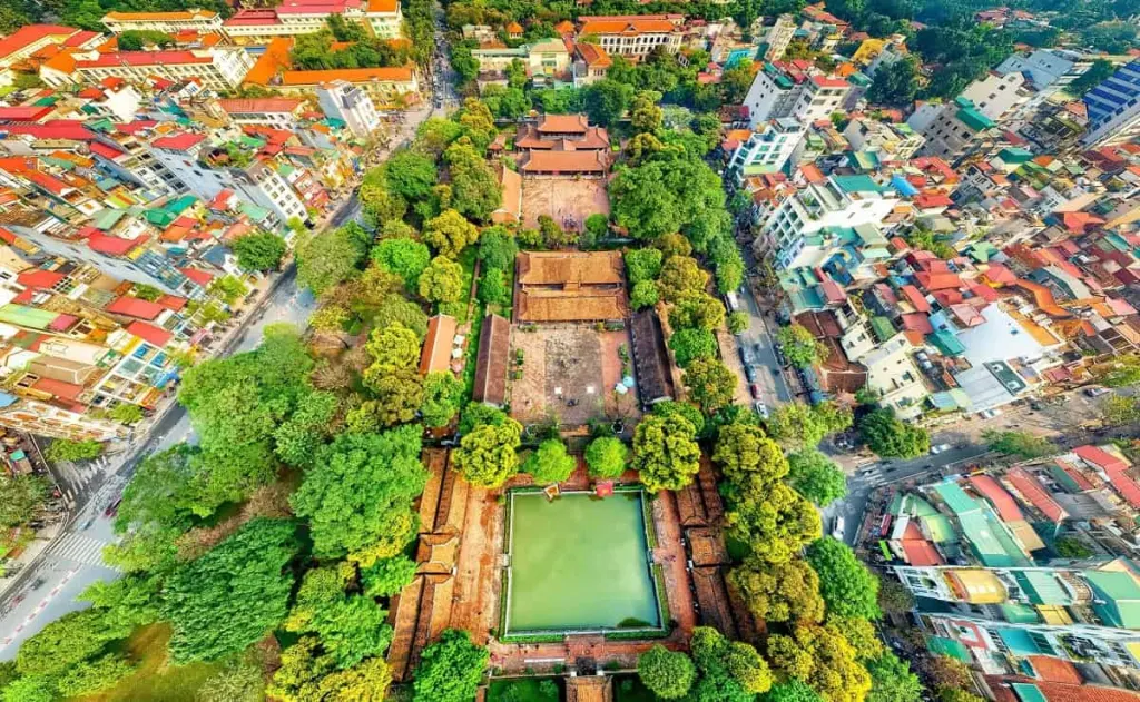 Văn Miếu – Quốc Tử Giám Hà Nội nhìn từ trên cao, giếng Thiên Quang và các lớp sân giữa hàng cây xanh