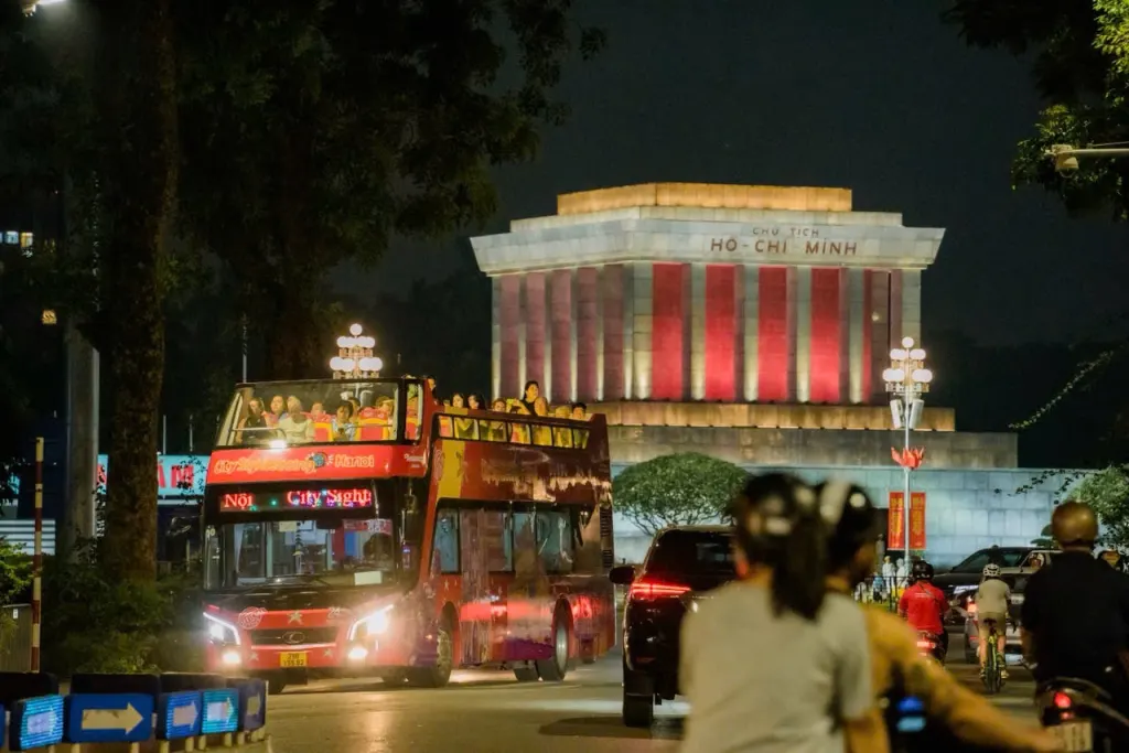 Xe buýt hai tầng mui trần City Sightseeing Hà Nội chạy qua Lăng Chủ tịch Hồ Chí Minh buổi tối