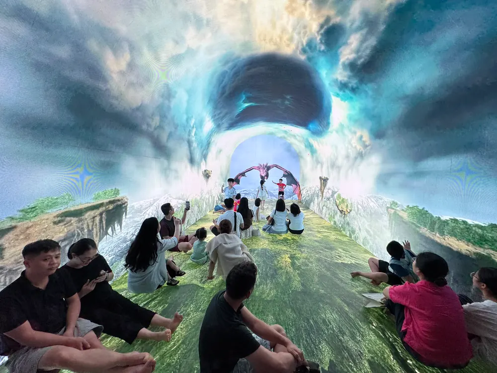 Khách ngồi xem hầm trời mây trình chiếu 3D mapping